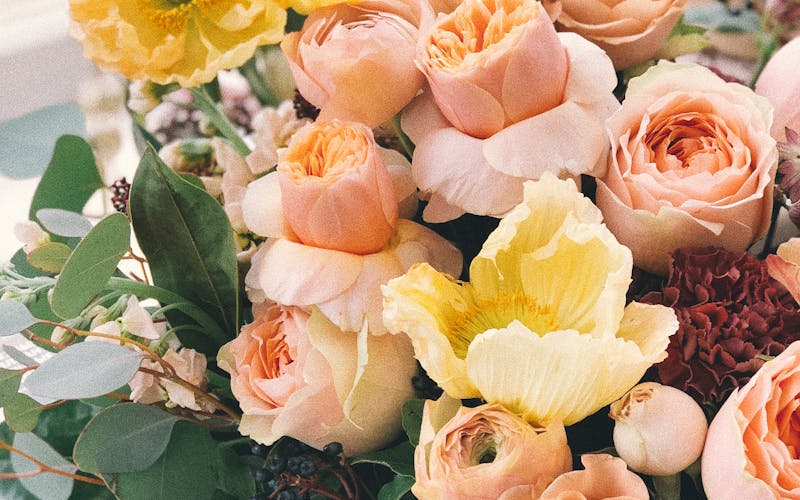 Fiori bianchi eleganti per cerimonie funebri Roma